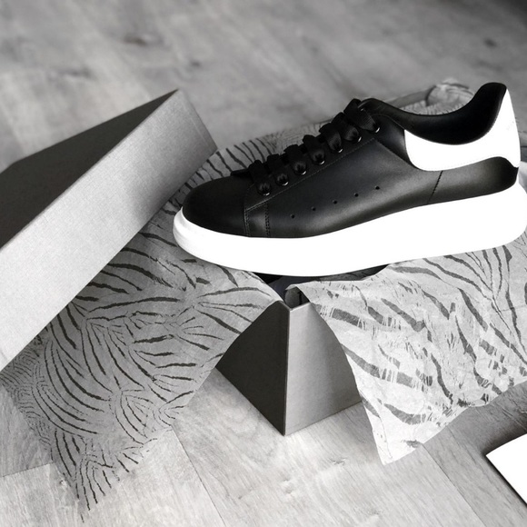 Alexander McQueens Black and White - Picture 1 of 2